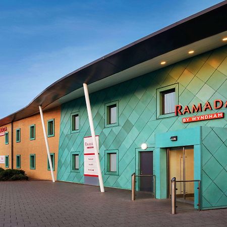 Hotel Ramada By Wyndham Cobham Cobham  Esterno foto