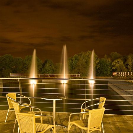 Hotel Ramada By Wyndham Cobham Cobham  Esterno foto