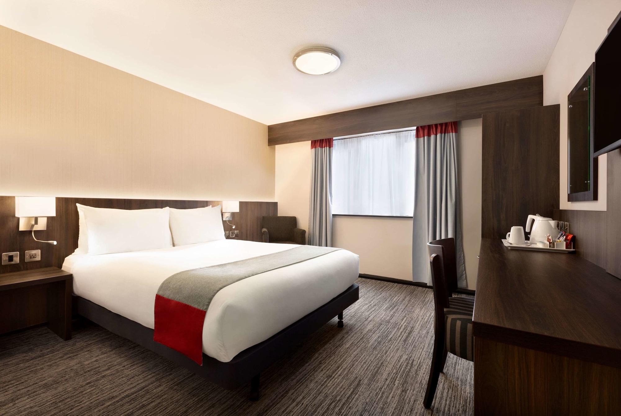Hotel Ramada By Wyndham Cobham Cobham  Esterno foto
