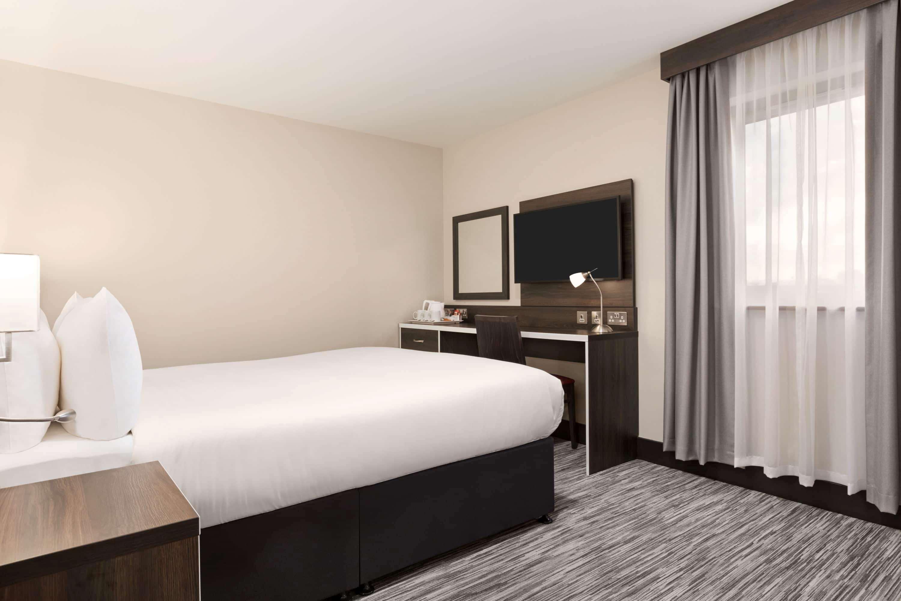 Hotel Ramada By Wyndham Cobham Cobham  Esterno foto