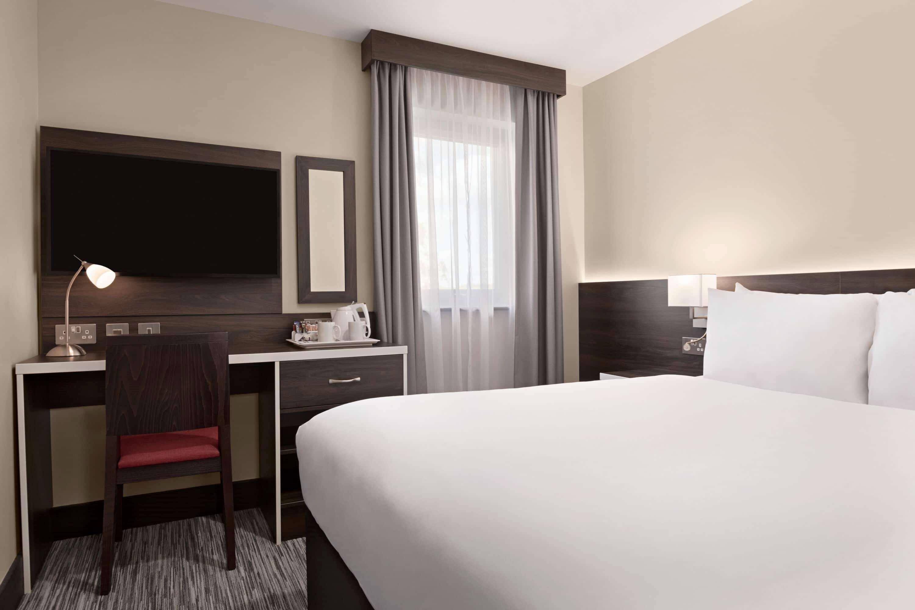 Hotel Ramada By Wyndham Cobham Cobham  Esterno foto