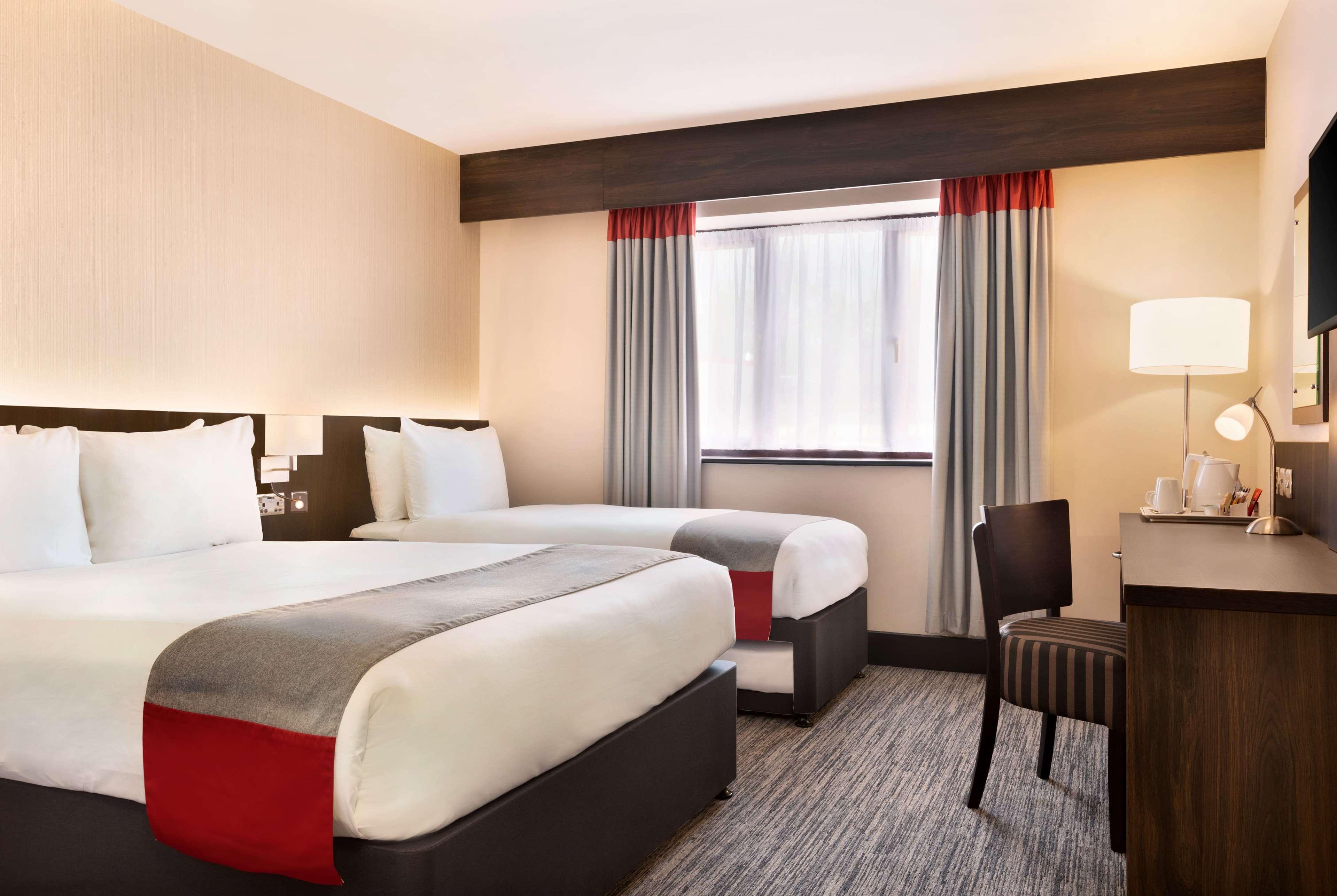 Hotel Ramada By Wyndham Cobham Cobham  Esterno foto