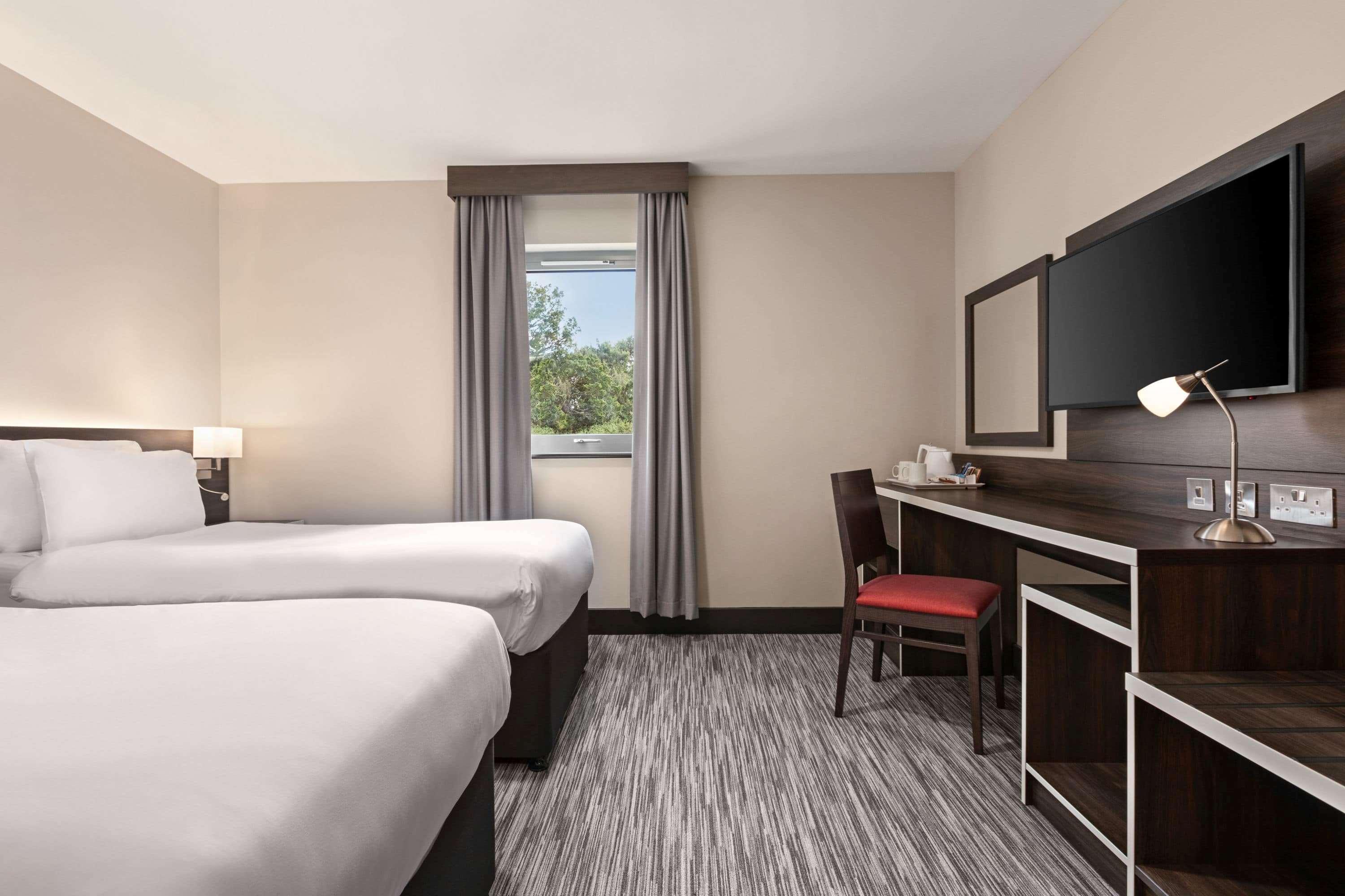 Hotel Ramada By Wyndham Cobham Cobham  Esterno foto
