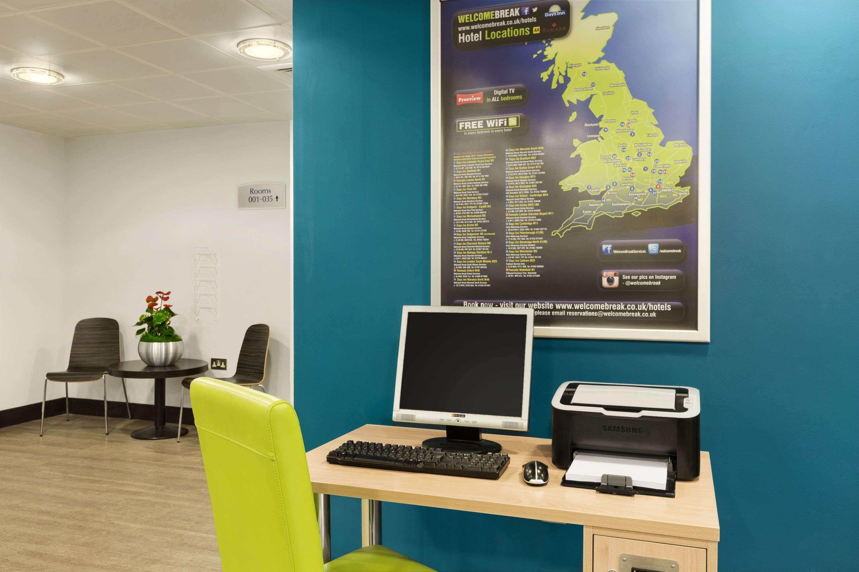 Hotel Ramada By Wyndham Cobham Cobham  Esterno foto