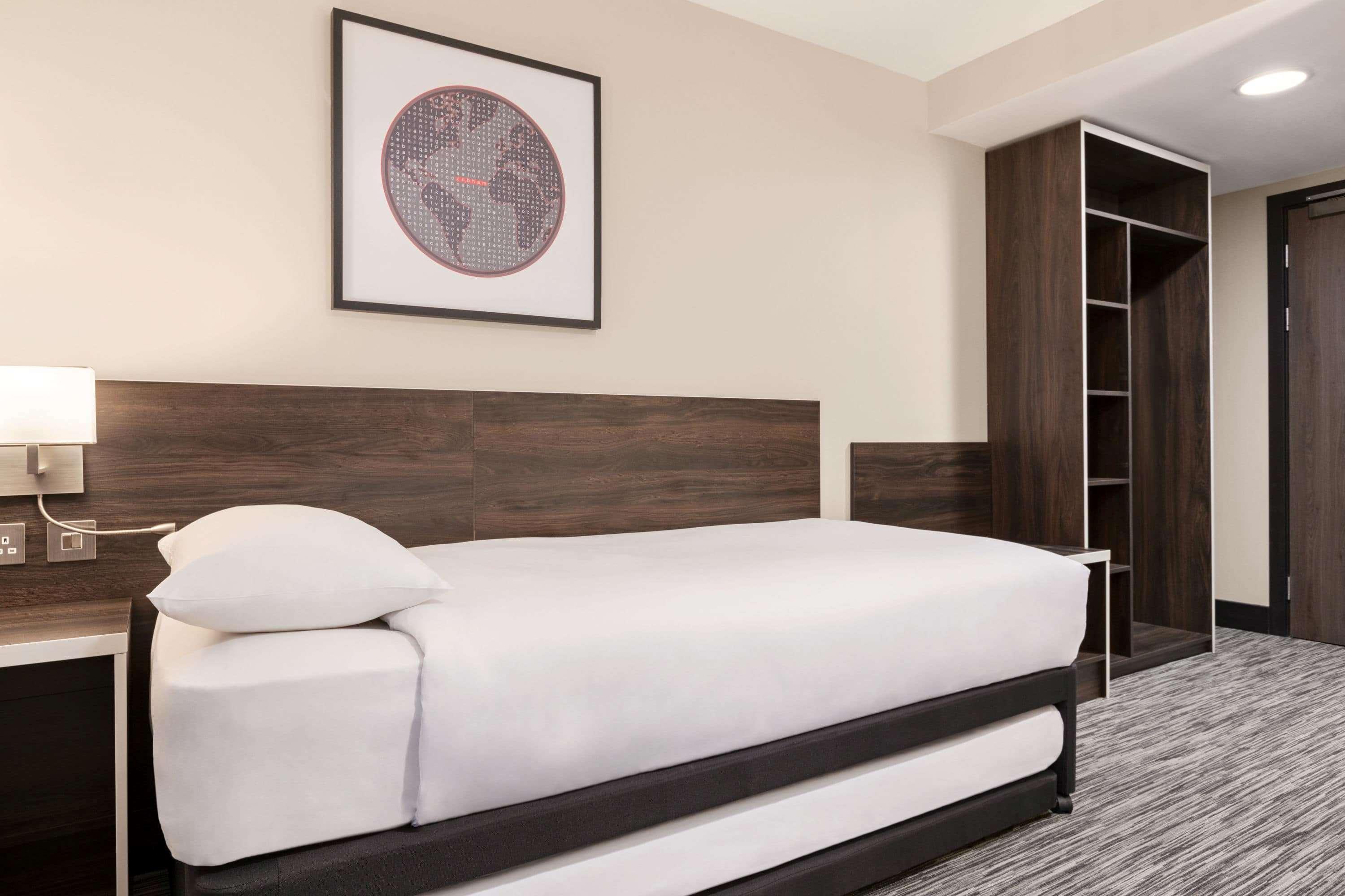 Hotel Ramada By Wyndham Cobham Cobham  Esterno foto