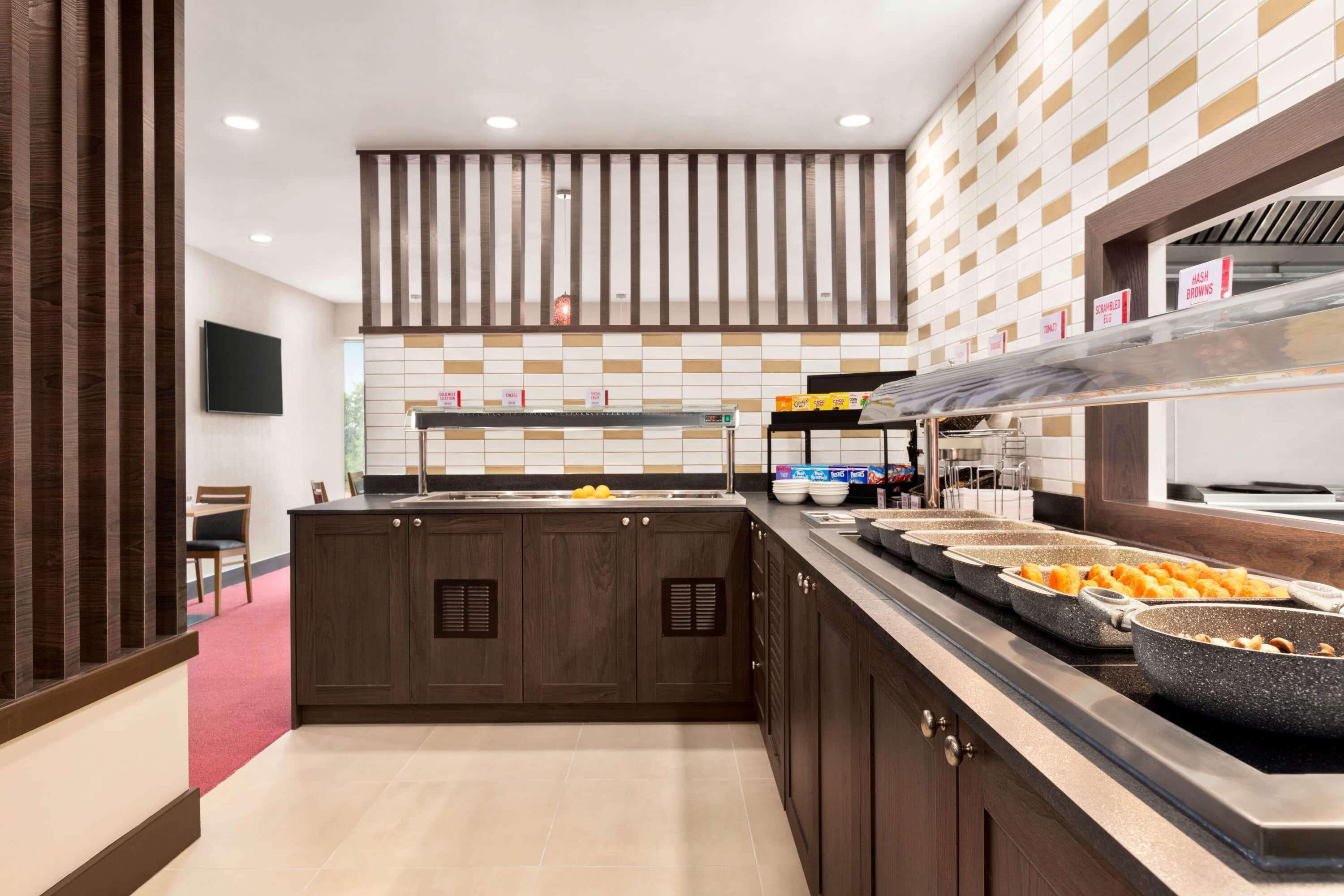 Hotel Ramada By Wyndham Cobham Cobham  Esterno foto