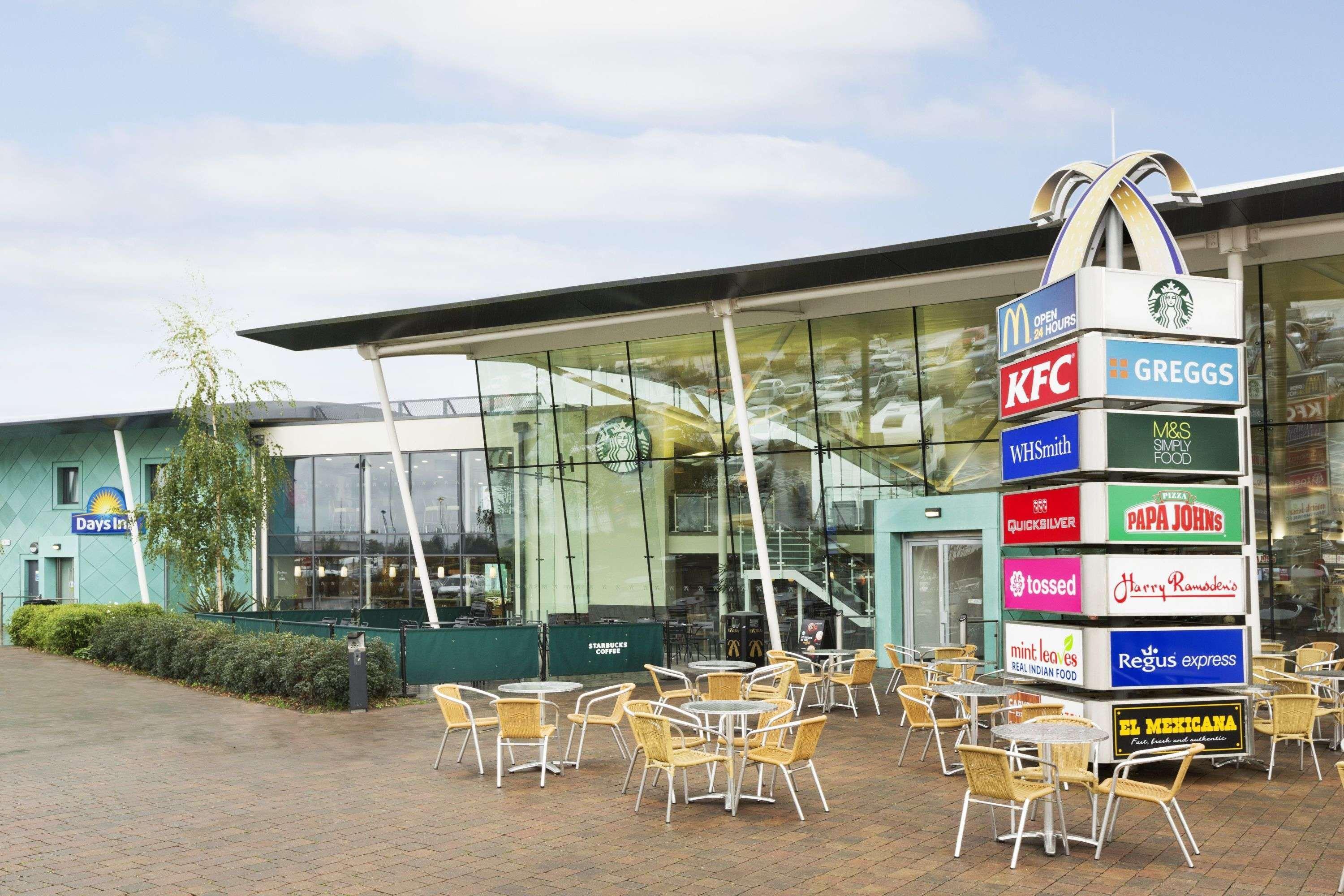 Hotel Ramada By Wyndham Cobham Cobham  Esterno foto