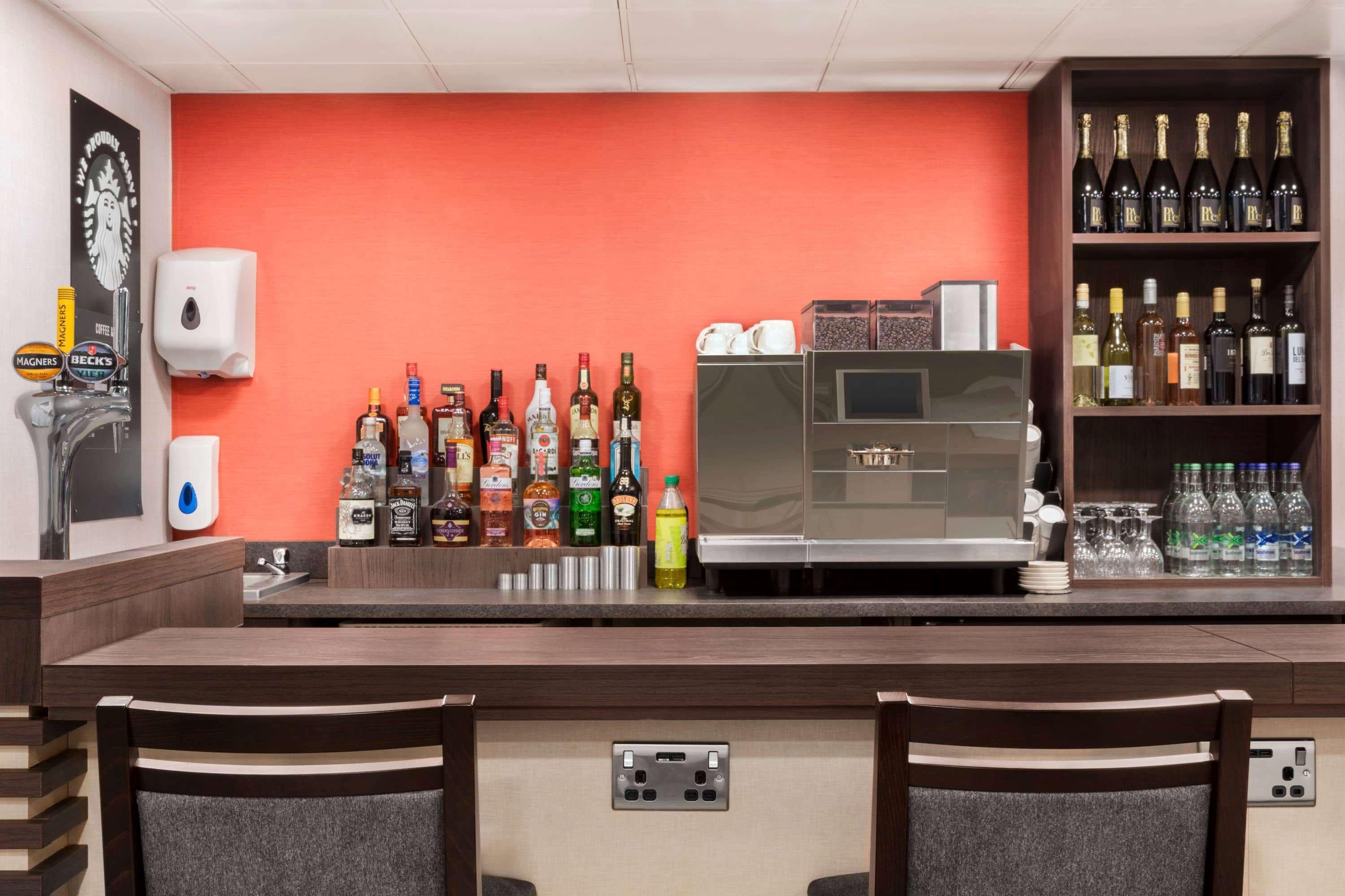 Hotel Ramada By Wyndham Cobham Cobham  Esterno foto