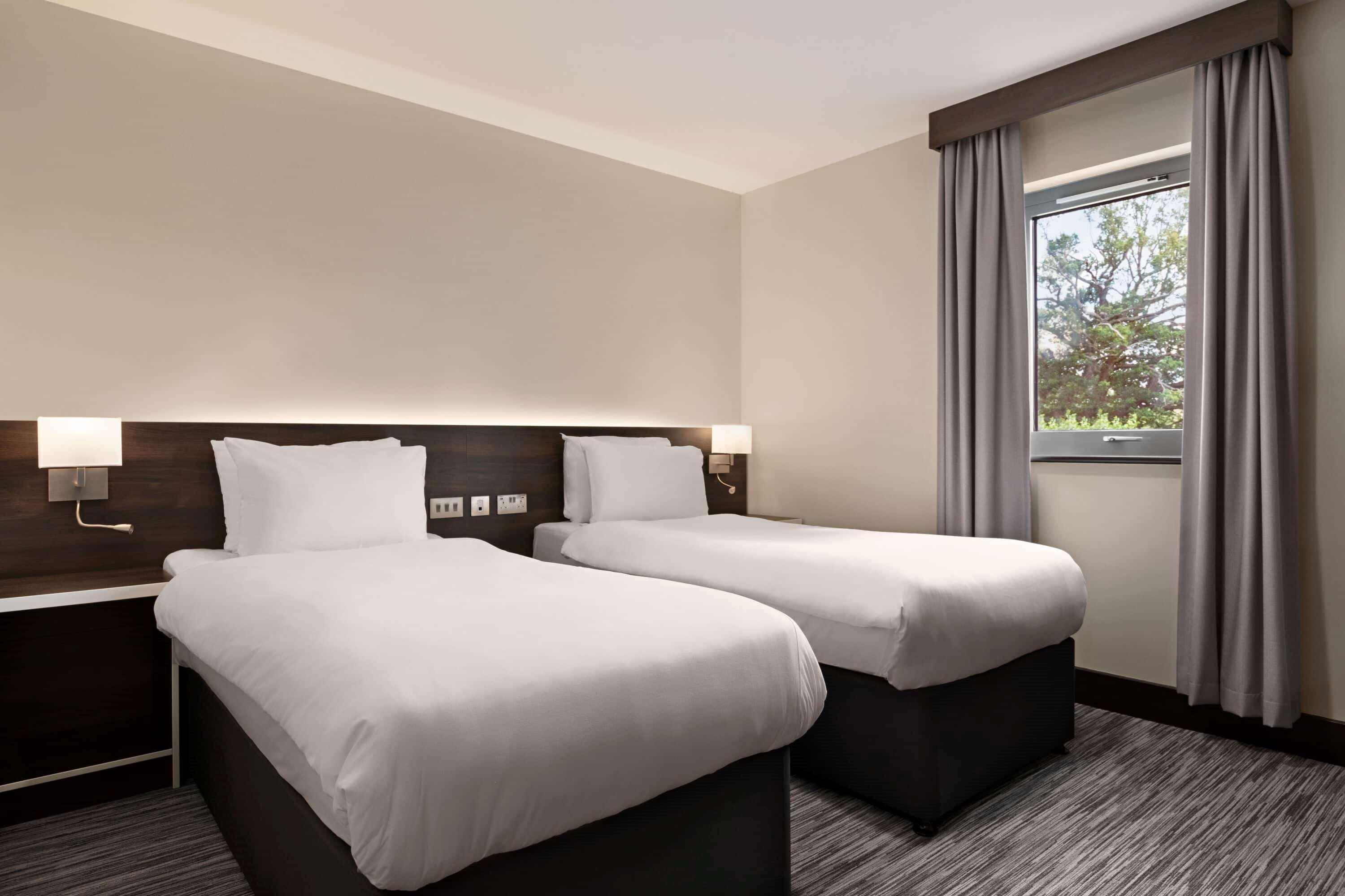 Hotel Ramada By Wyndham Cobham Cobham  Esterno foto