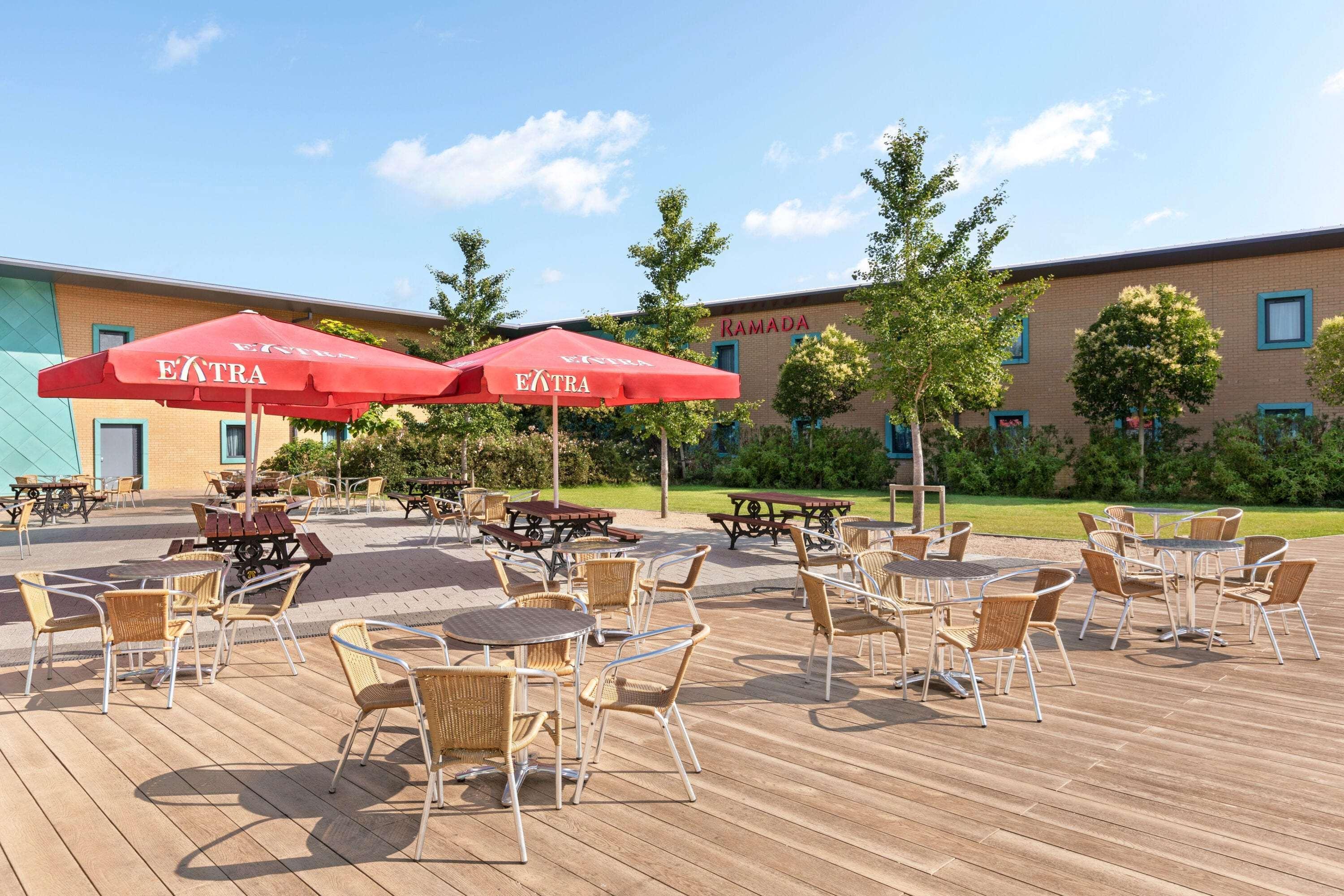 Hotel Ramada By Wyndham Cobham Cobham  Esterno foto