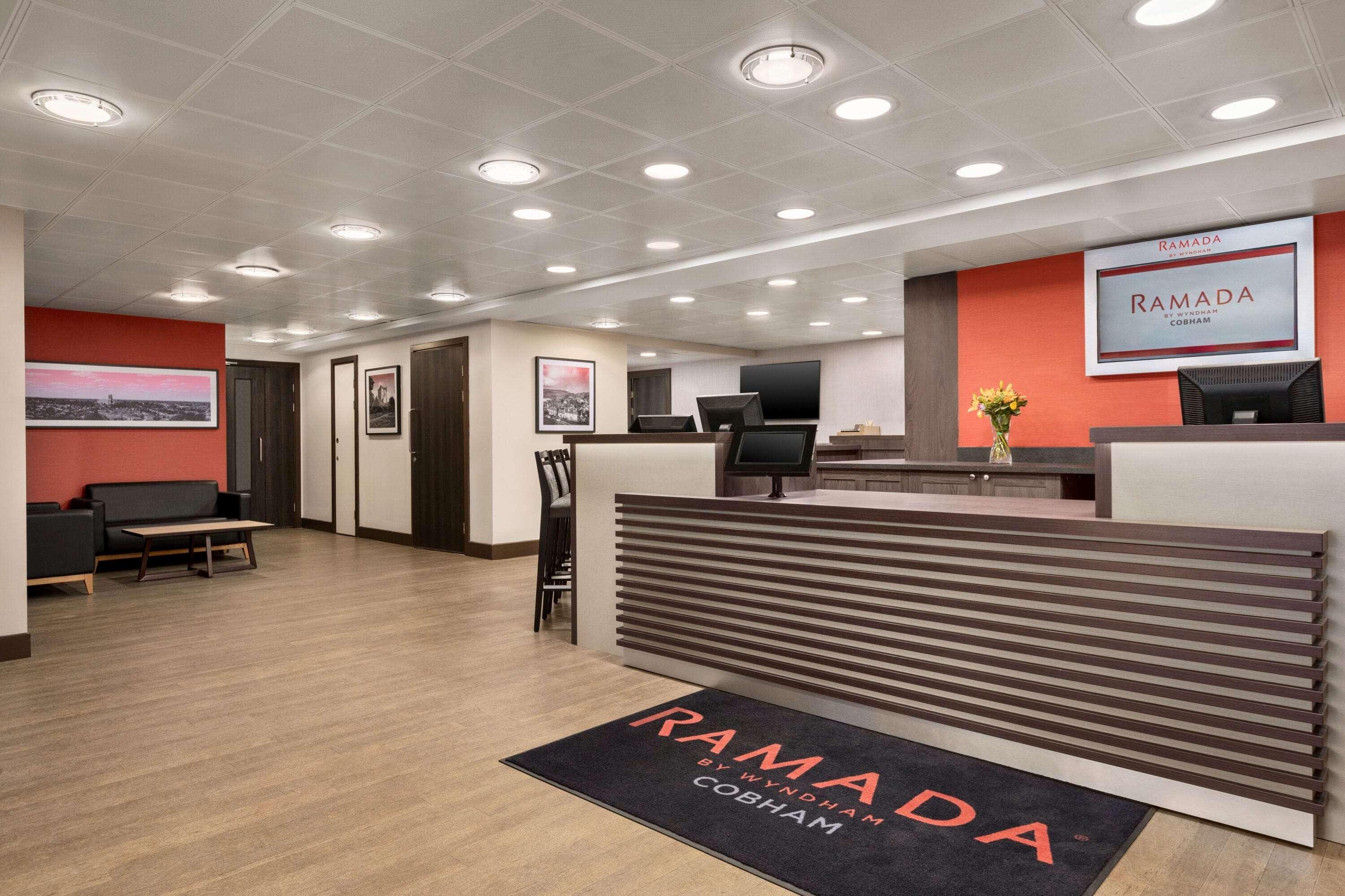 Hotel Ramada By Wyndham Cobham Cobham  Esterno foto