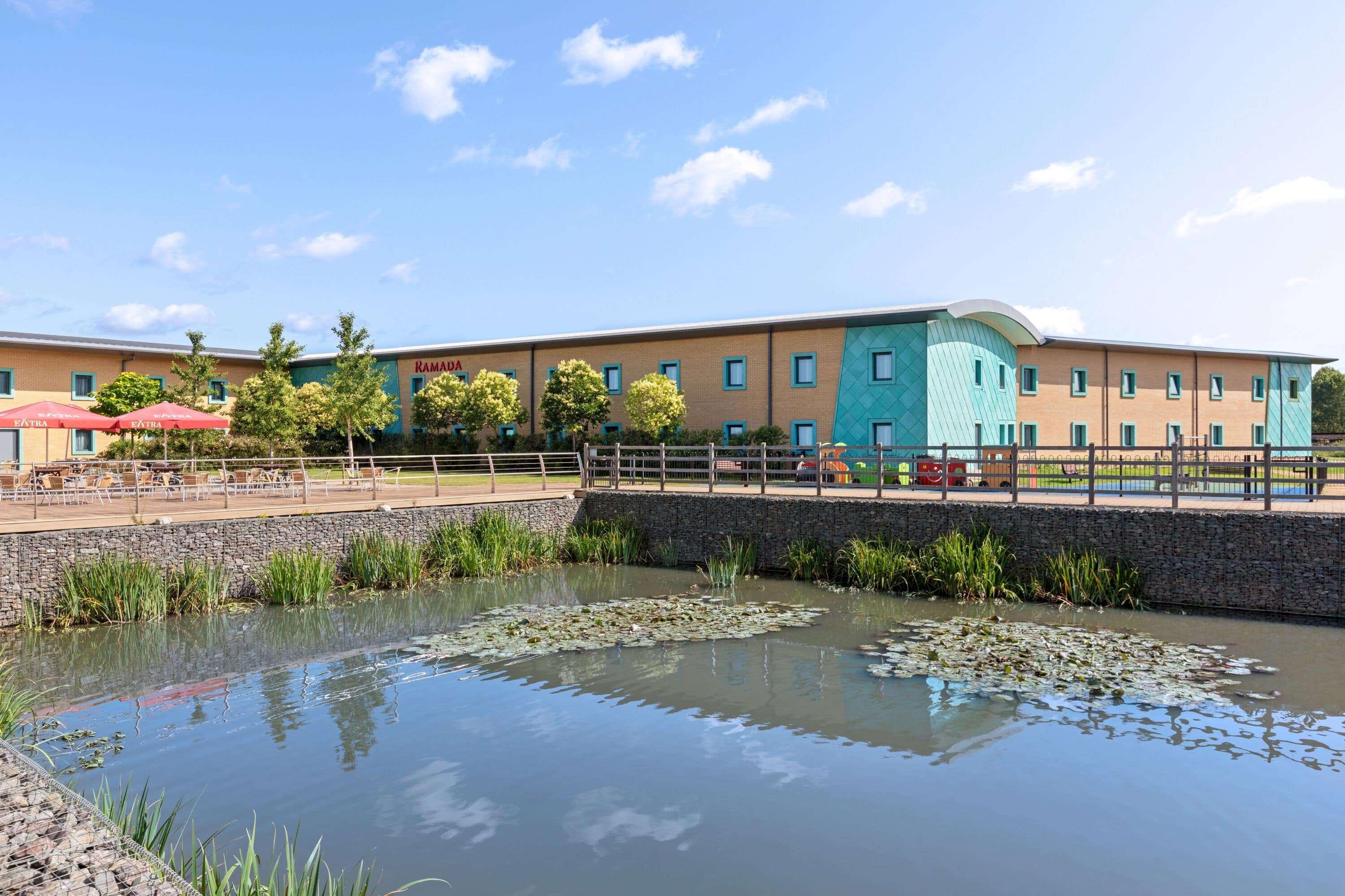 Hotel Ramada By Wyndham Cobham Cobham  Esterno foto