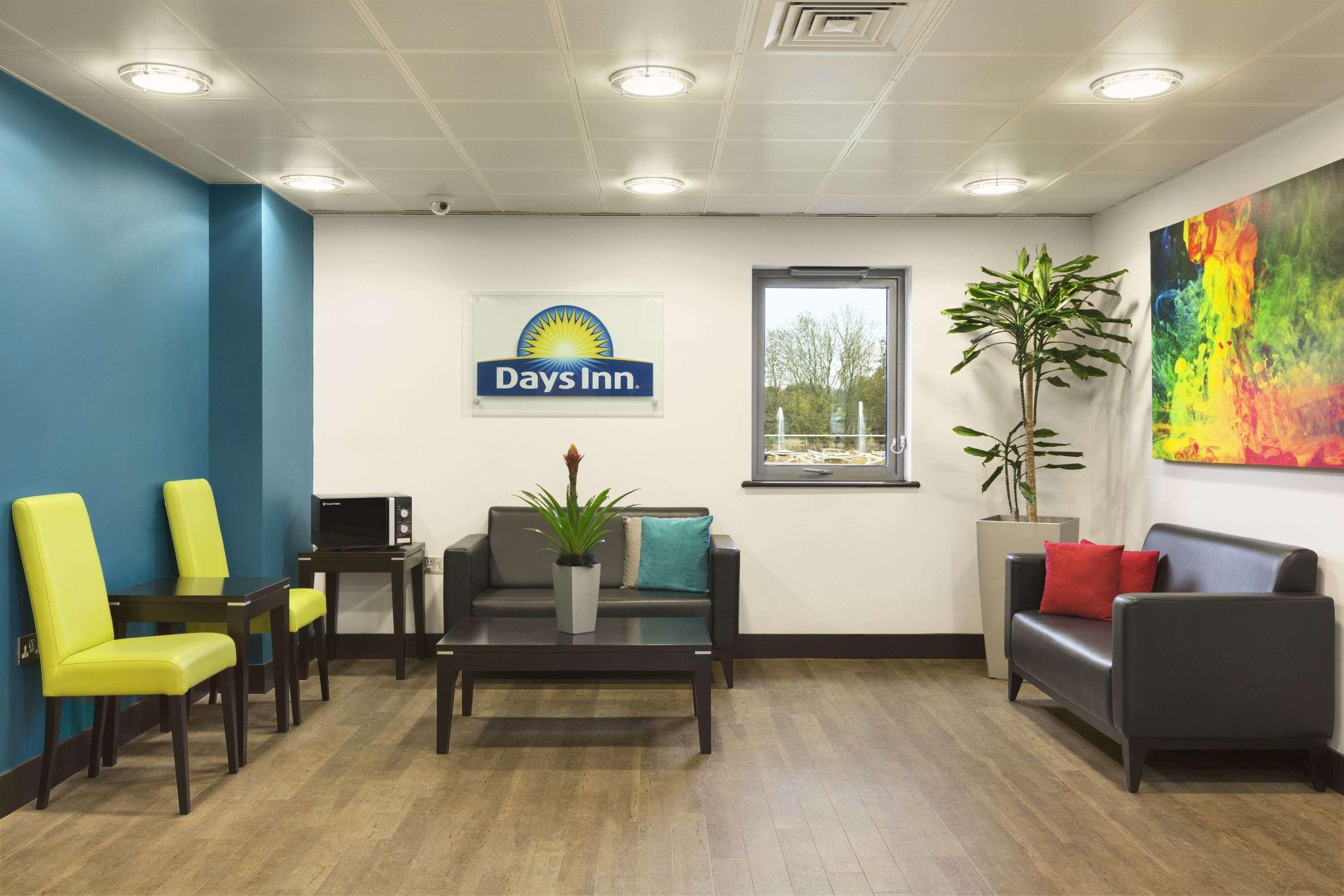 Hotel Ramada By Wyndham Cobham Cobham  Esterno foto