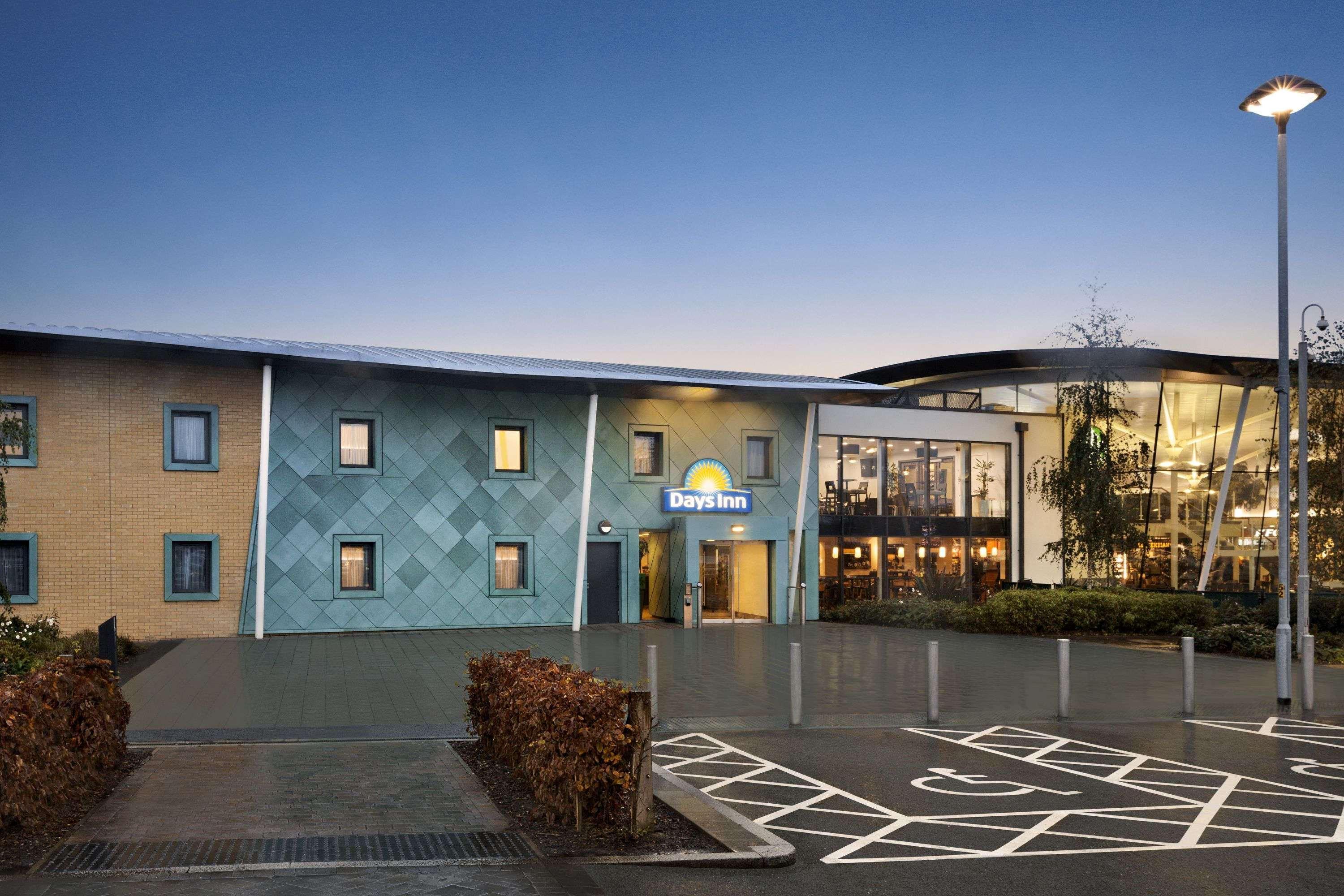 Hotel Ramada By Wyndham Cobham Cobham  Esterno foto