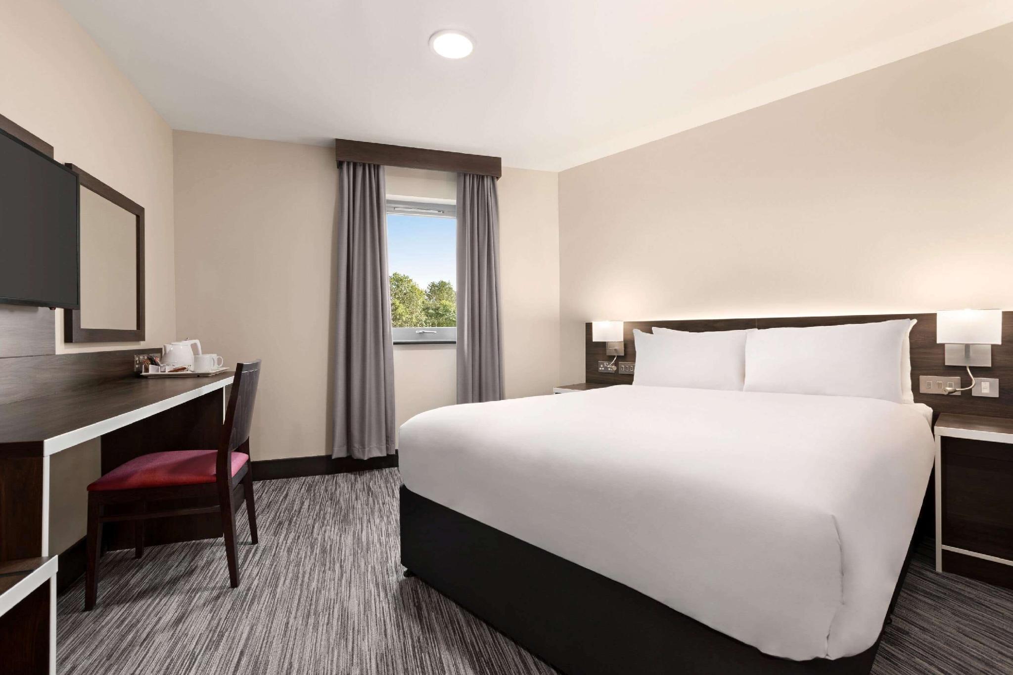 Hotel Ramada By Wyndham Cobham Cobham  Esterno foto