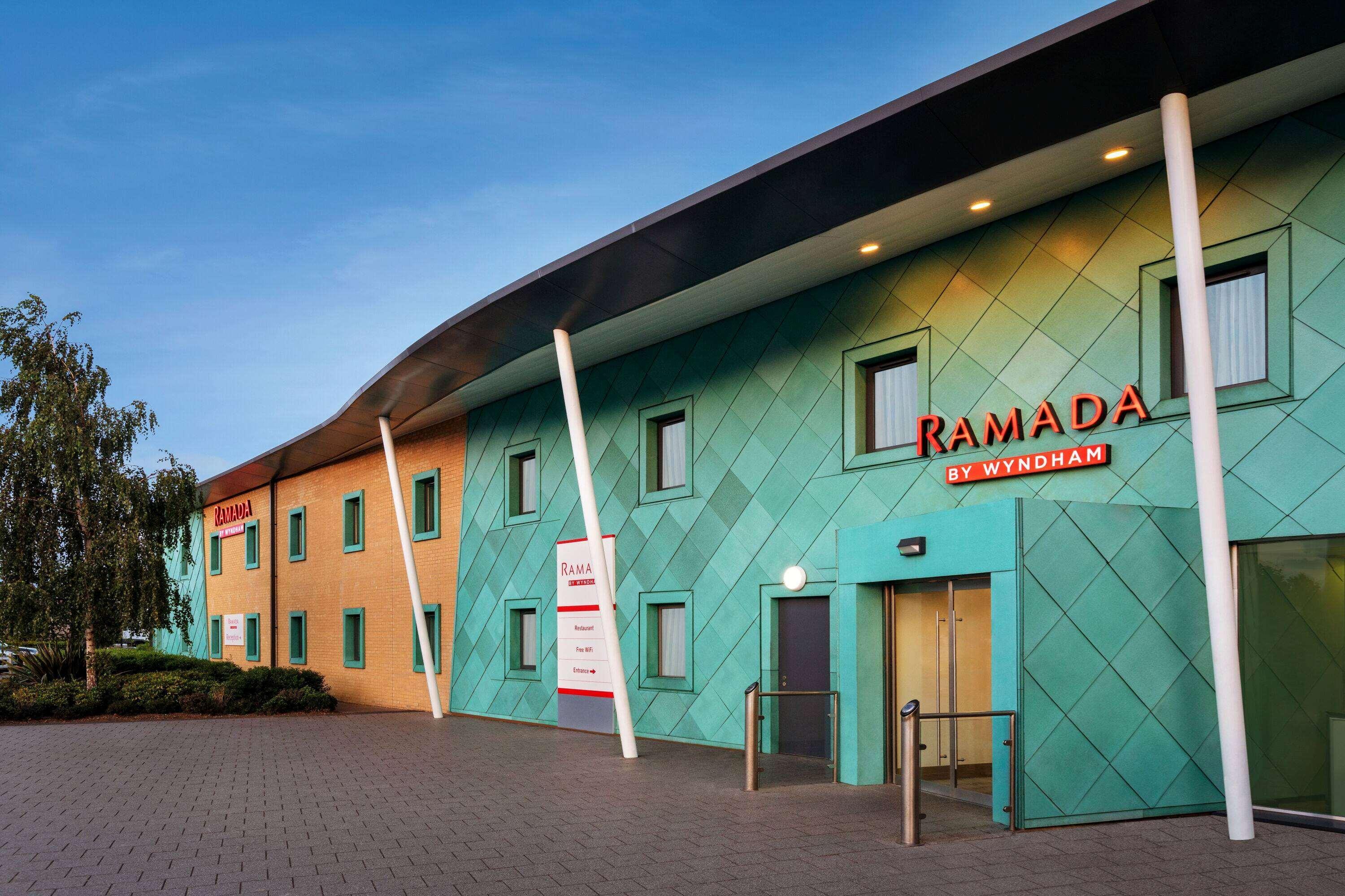 Hotel Ramada By Wyndham Cobham Cobham  Esterno foto