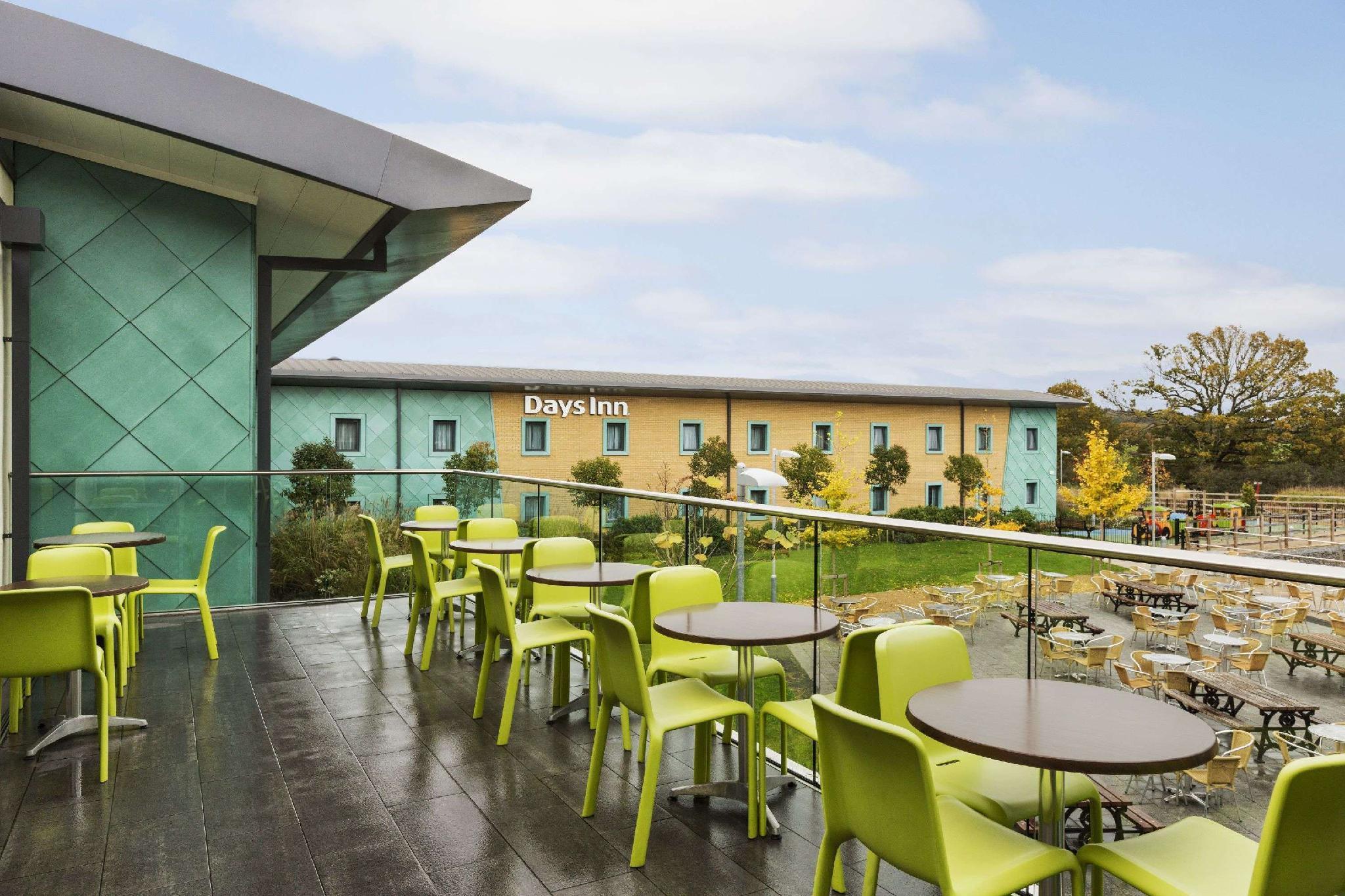 Hotel Ramada By Wyndham Cobham Cobham  Esterno foto