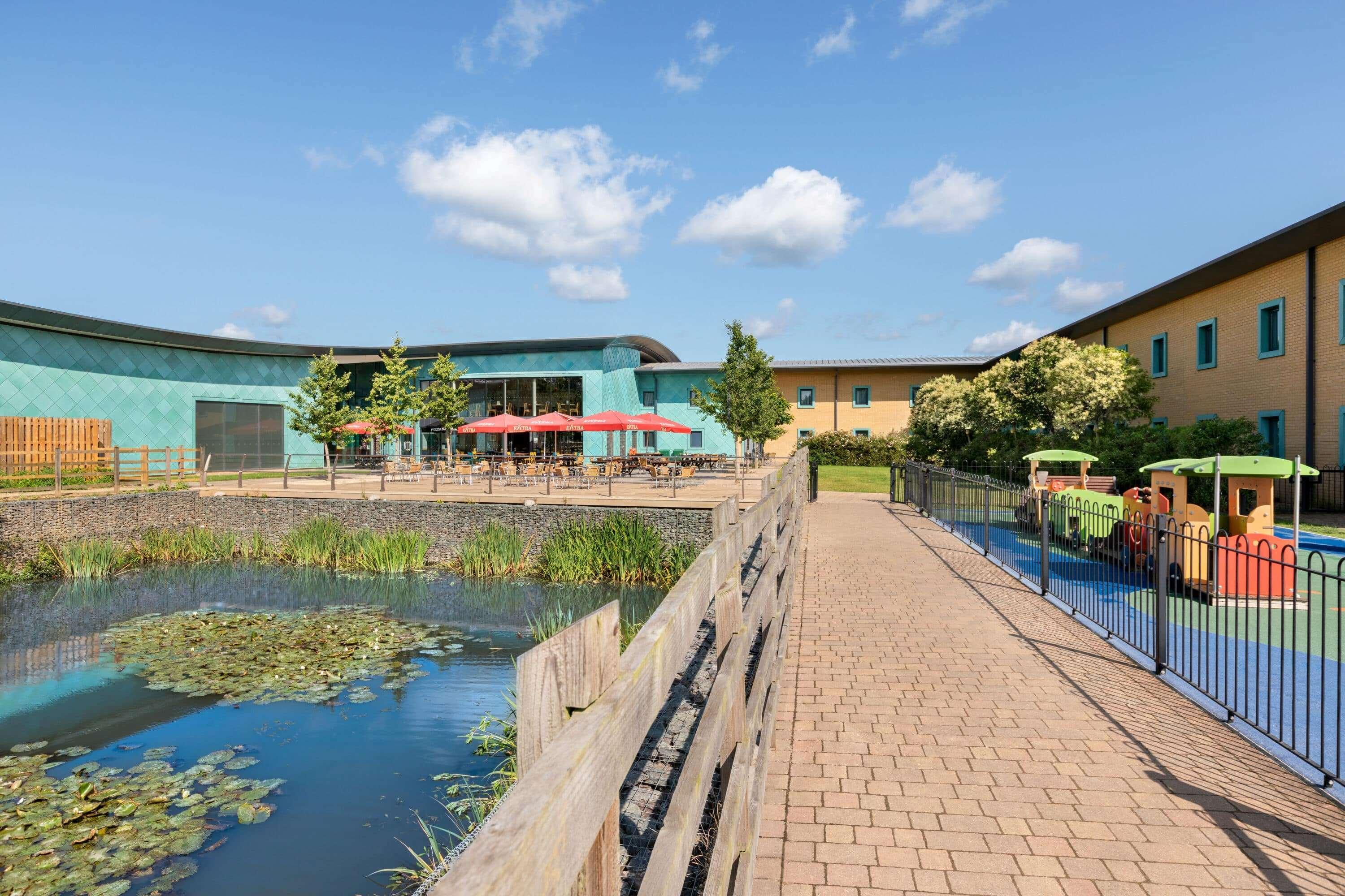 Hotel Ramada By Wyndham Cobham Cobham  Esterno foto