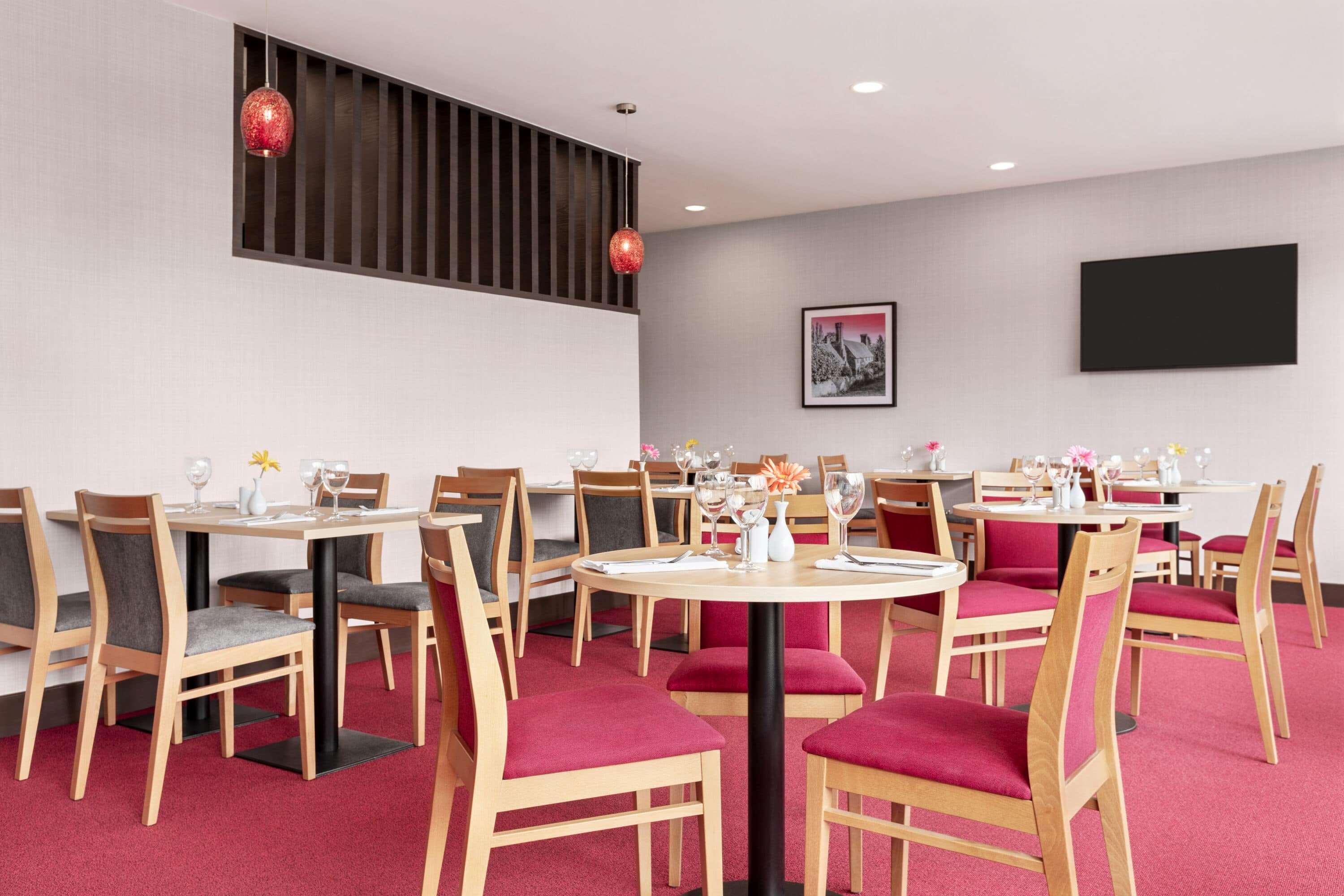 Hotel Ramada By Wyndham Cobham Cobham  Esterno foto