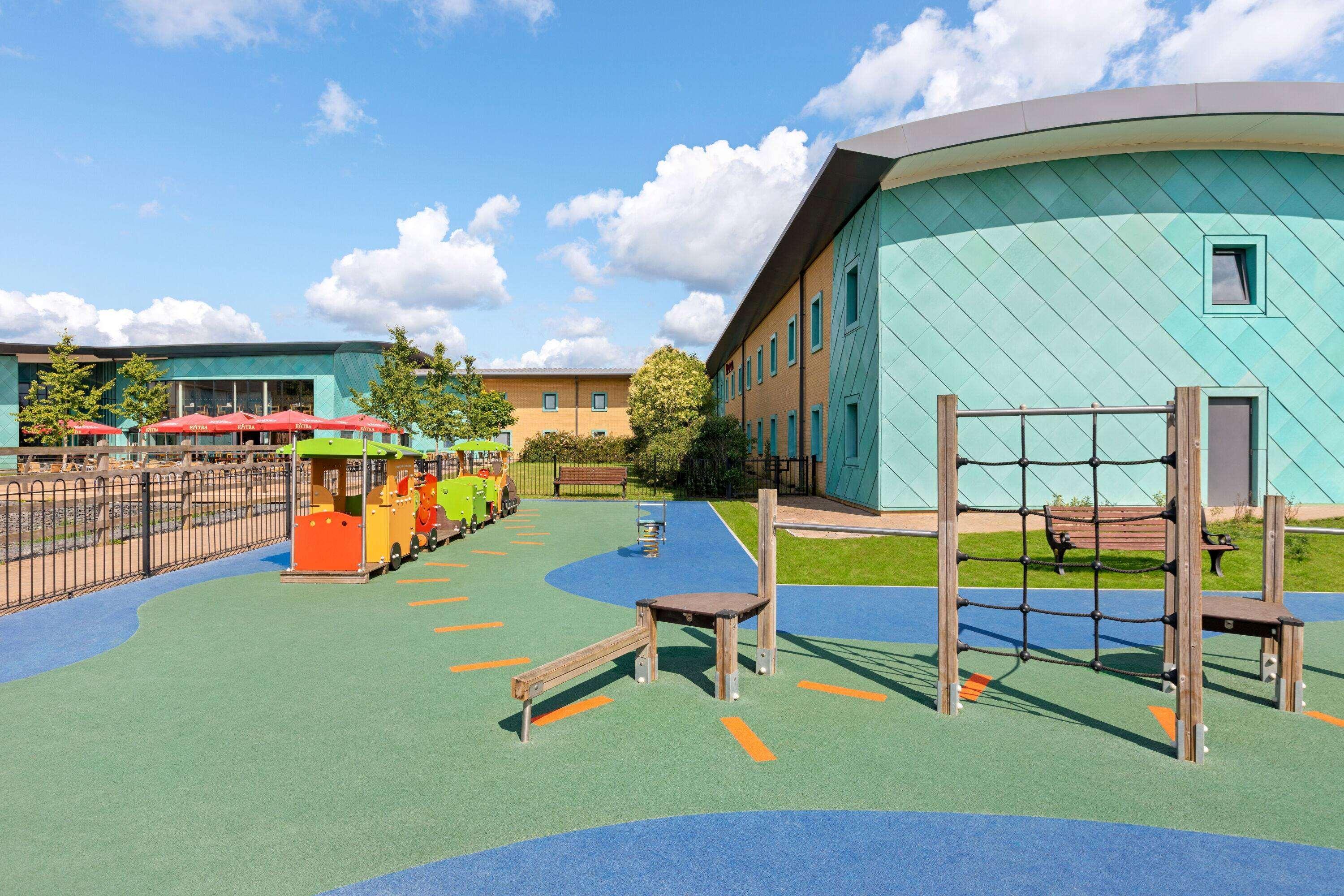Hotel Ramada By Wyndham Cobham Cobham  Esterno foto