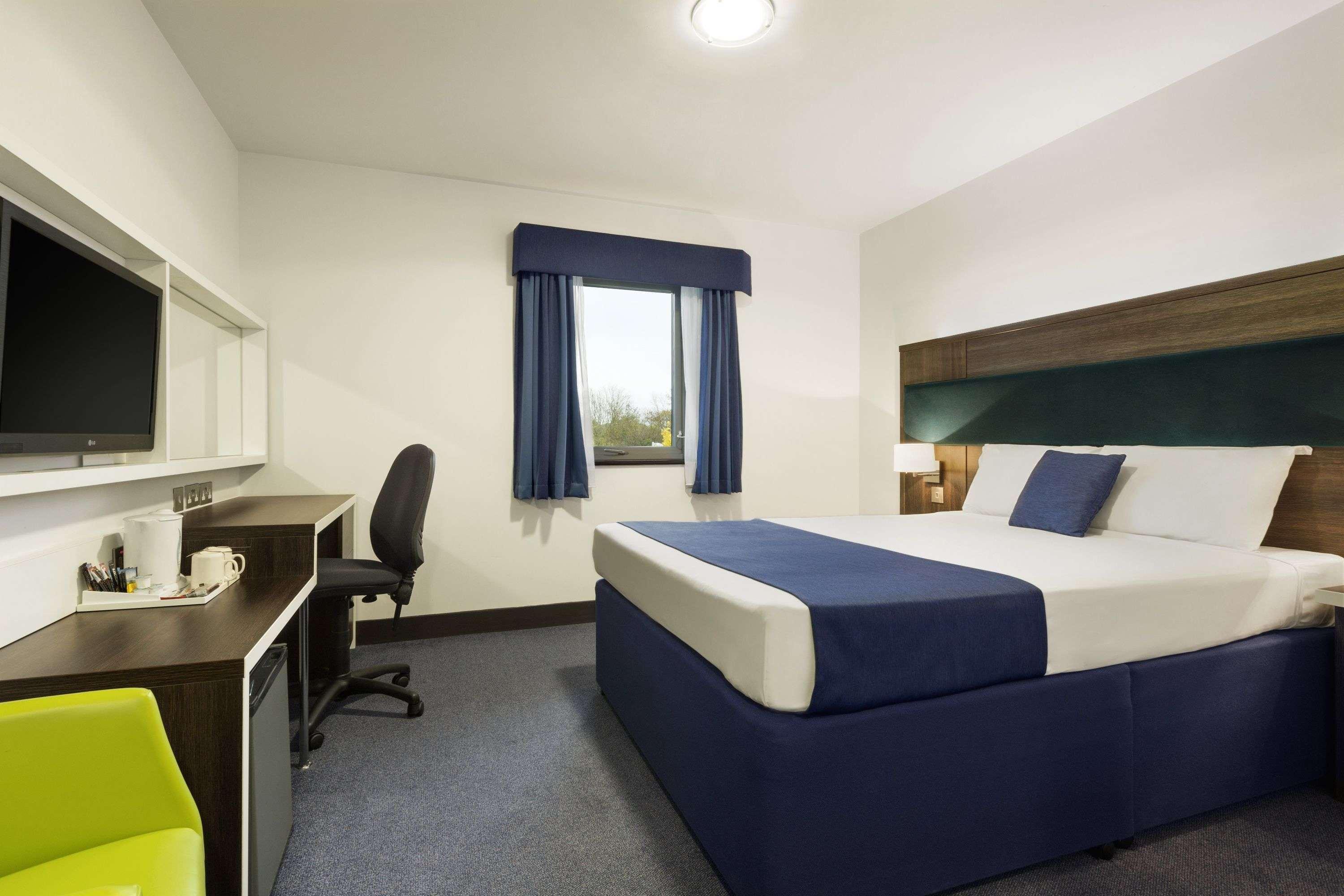 Hotel Ramada By Wyndham Cobham Cobham  Esterno foto