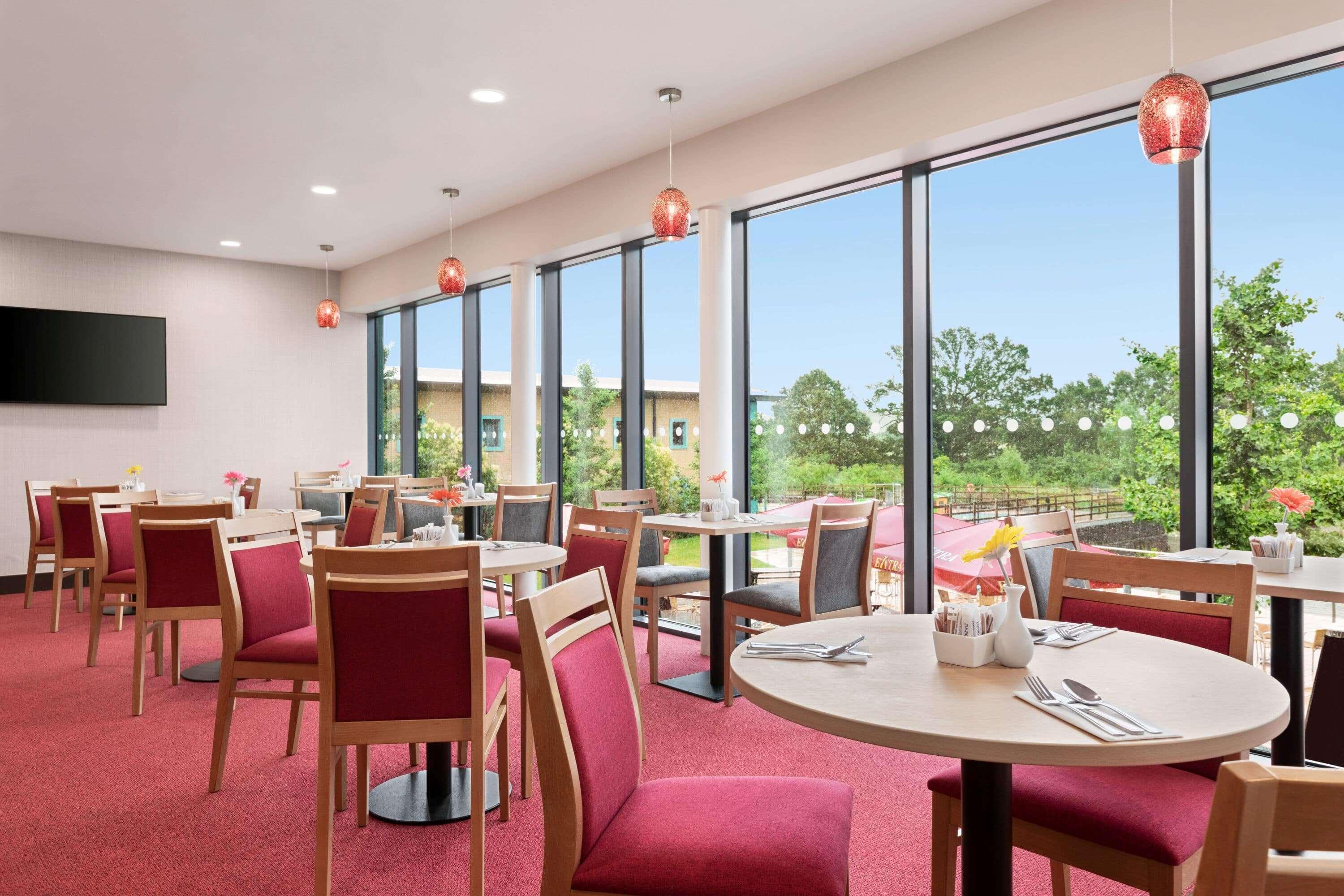 Hotel Ramada By Wyndham Cobham Cobham  Esterno foto