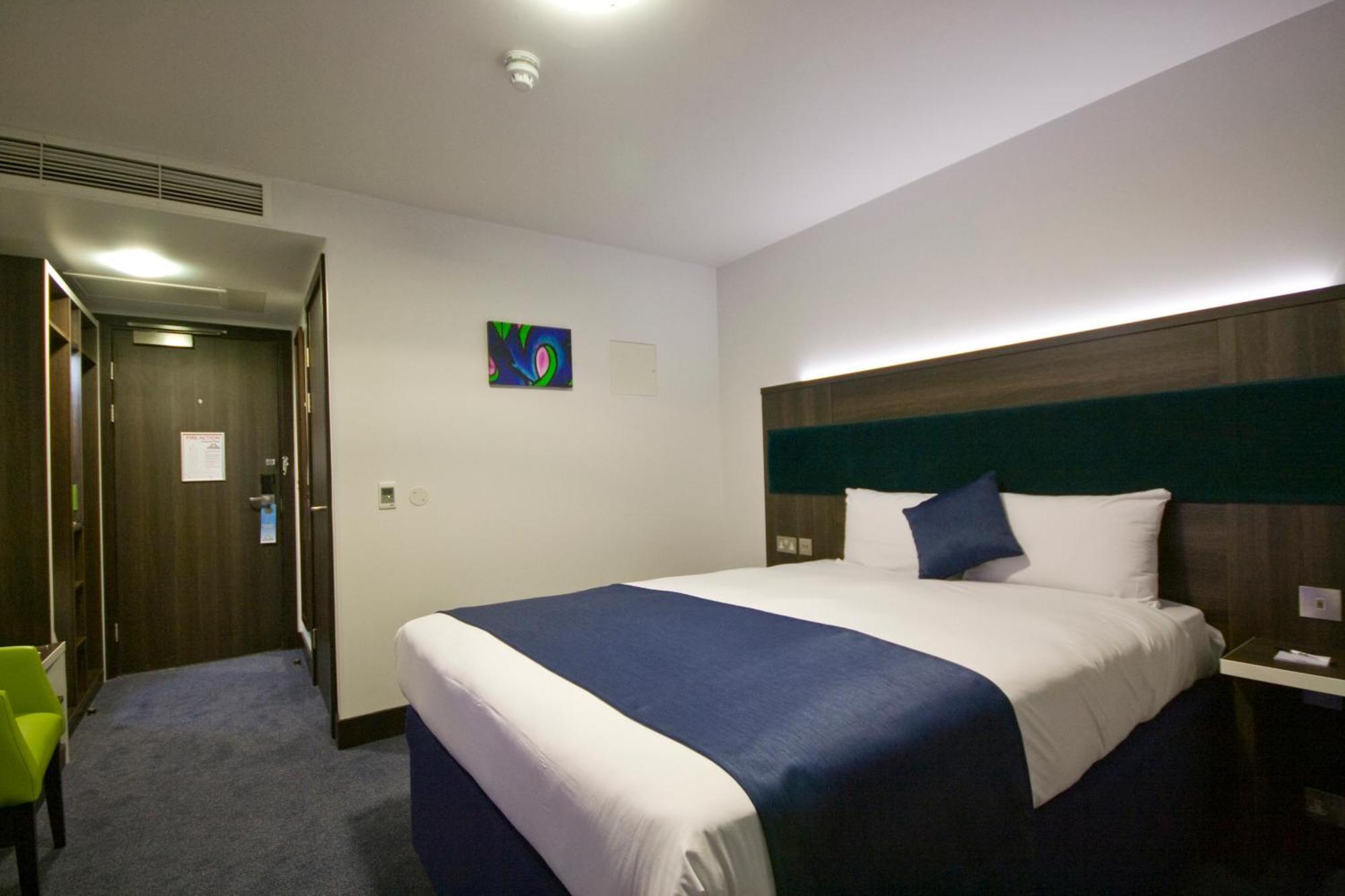 Hotel Ramada By Wyndham Cobham Cobham  Esterno foto
