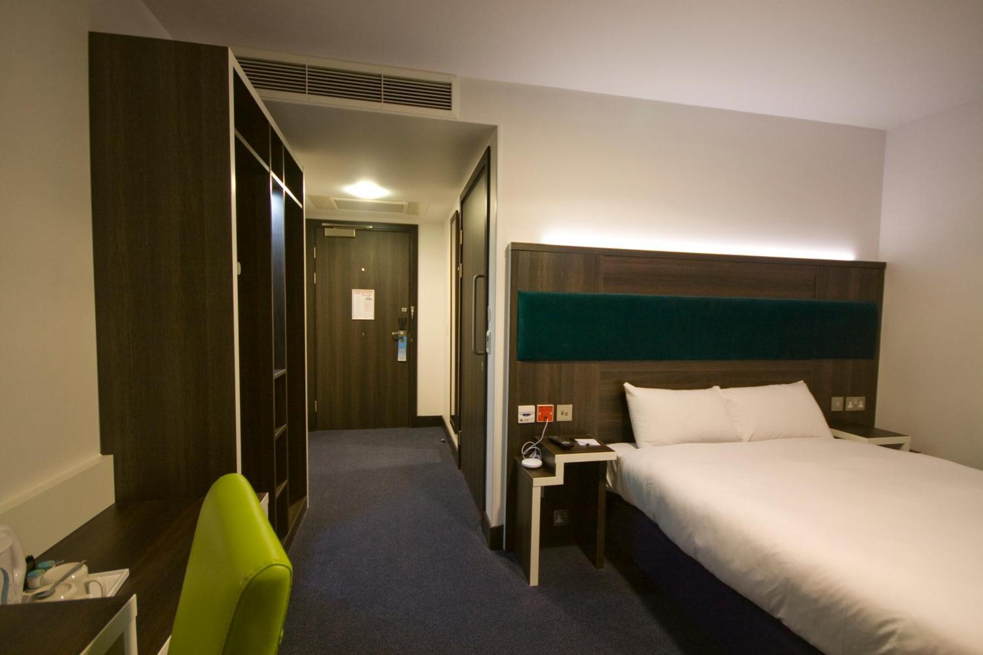 Hotel Ramada By Wyndham Cobham Cobham  Esterno foto