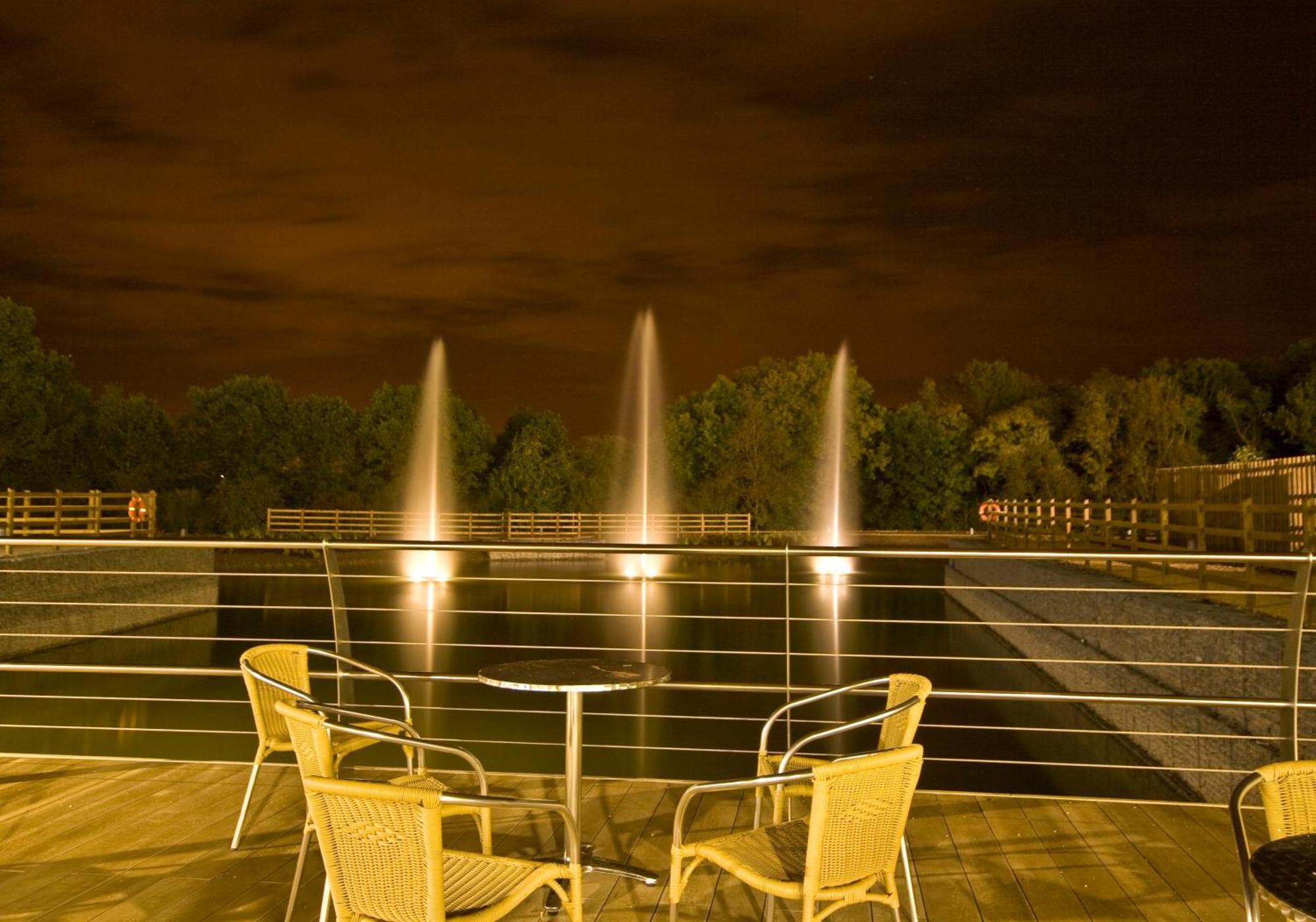 Hotel Ramada By Wyndham Cobham Cobham  Esterno foto