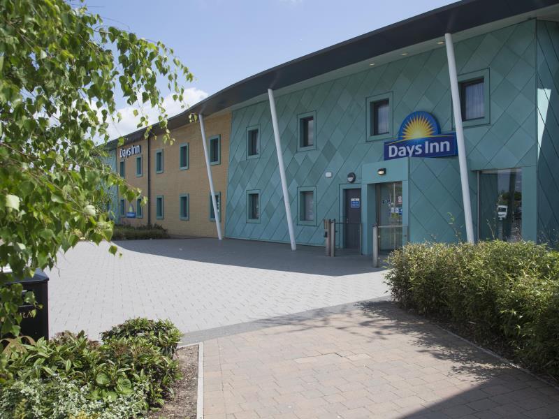 Hotel Ramada By Wyndham Cobham Cobham  Esterno foto