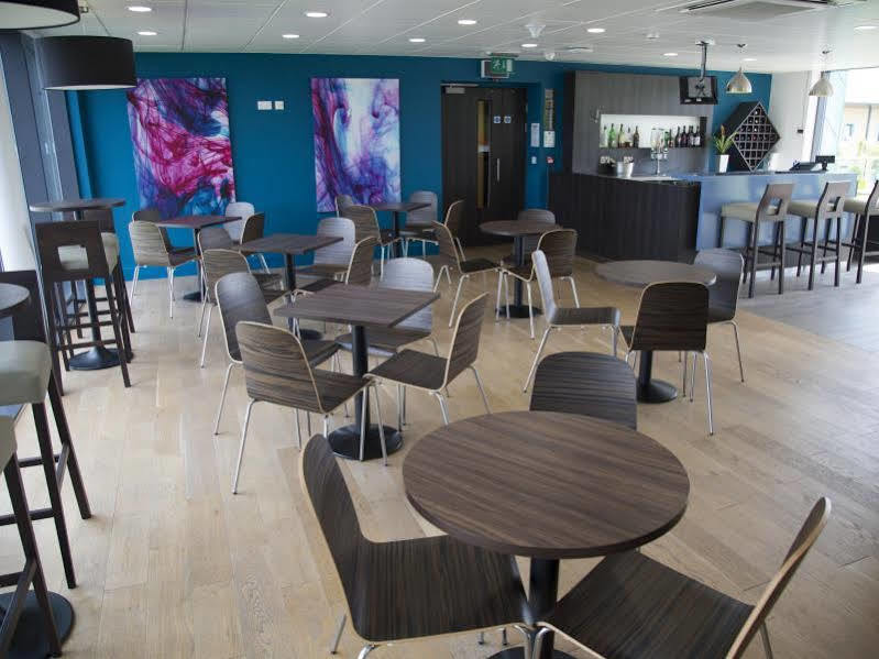 Hotel Ramada By Wyndham Cobham Cobham  Esterno foto