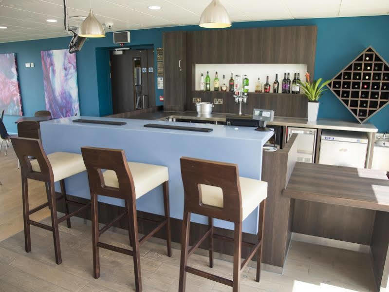 Hotel Ramada By Wyndham Cobham Cobham  Esterno foto