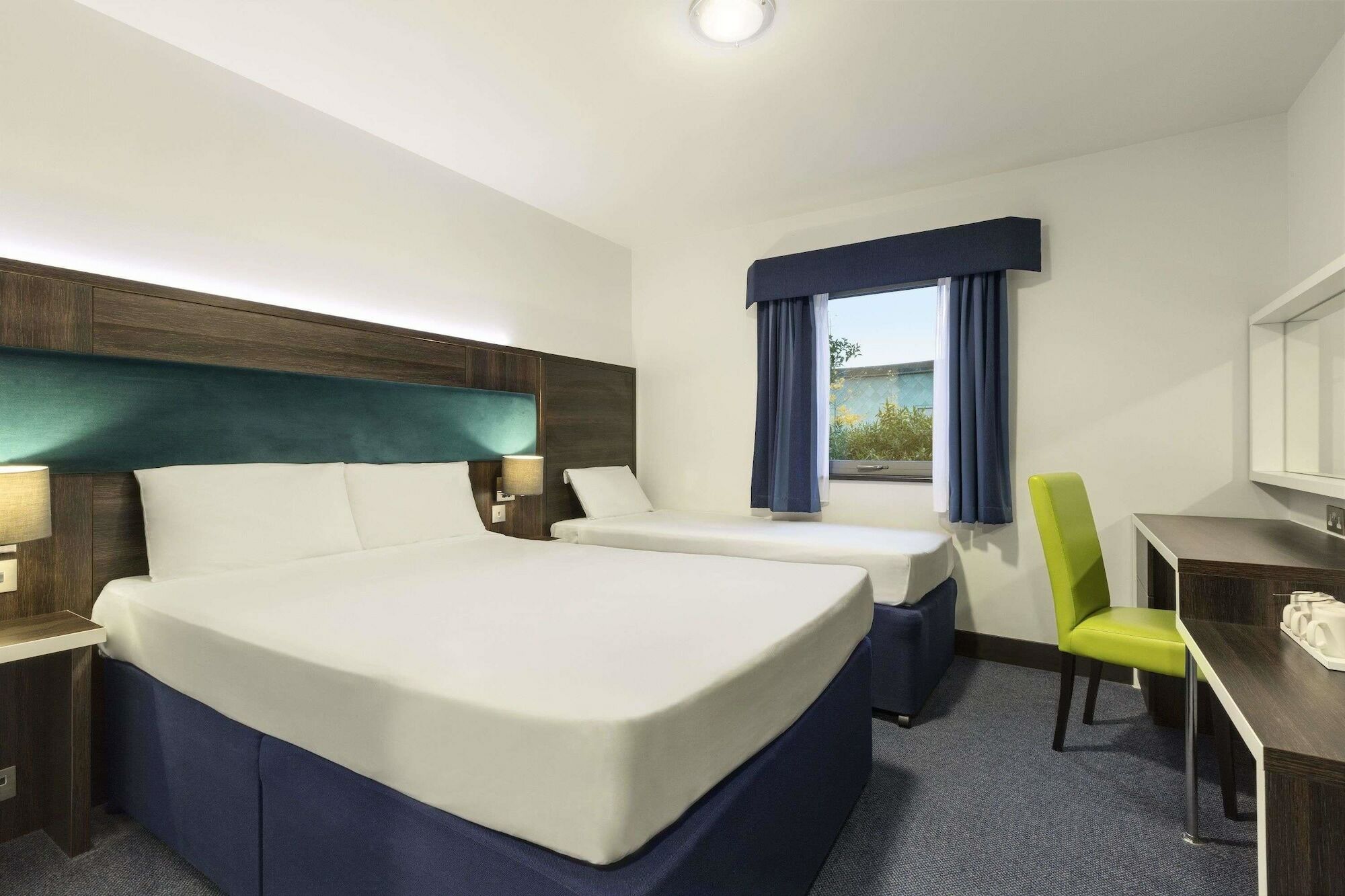 Hotel Ramada By Wyndham Cobham Cobham  Esterno foto
