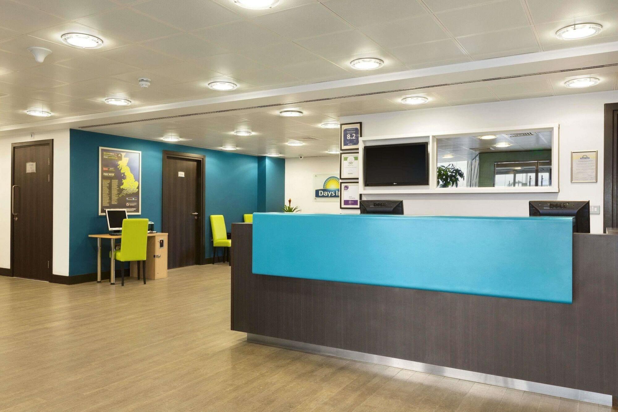 Hotel Ramada By Wyndham Cobham Cobham  Esterno foto