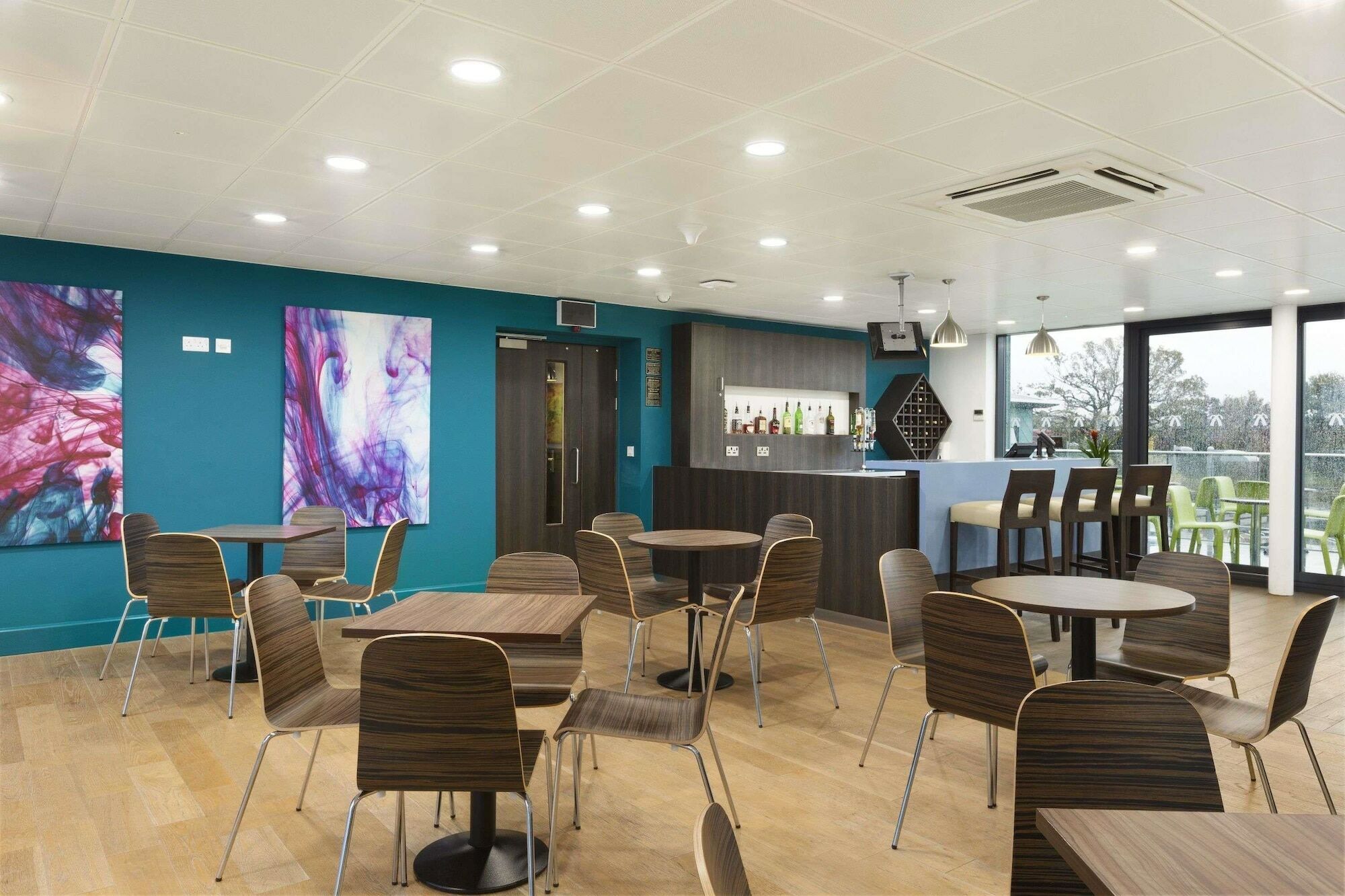 Hotel Ramada By Wyndham Cobham Cobham  Esterno foto